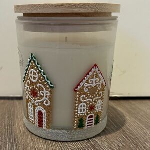 Adorable Spiced Cinnamon Gingerbread House Candle- 11 oz- NWT
